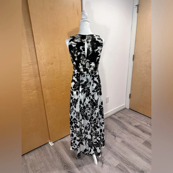 Simply Vera Wang S Lined, Pleats Sleeveless Floral Print Maxi Dress - Picture 3 of 4